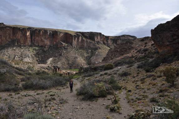 Subindo a encosta do canyon onde está a Cueva de Las Manos, no sul da patagônia, na Argentina